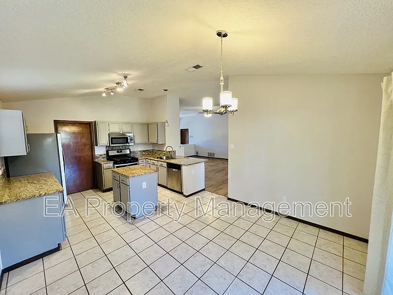 8016 Lynnhaven Pl NW — Photo 6