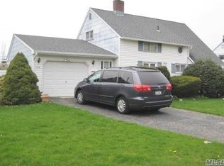 84 Brittle Ln, Hicksville, NY 11801