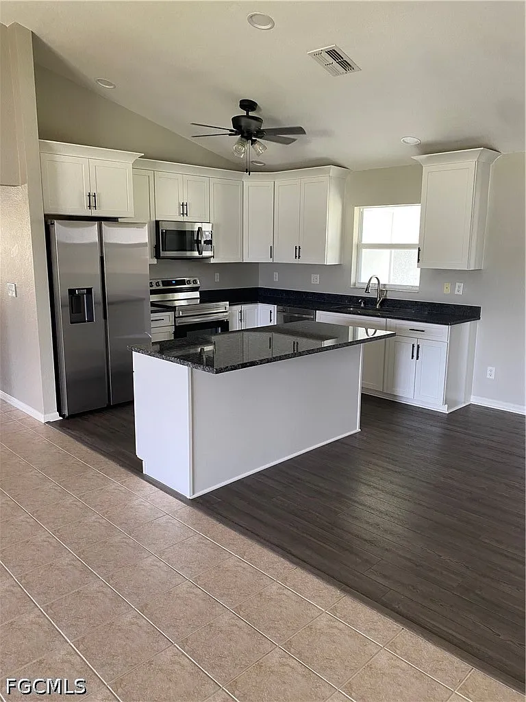 4 bed, 2.0 bath, 1712 sqft, $2,050 — Photo 2