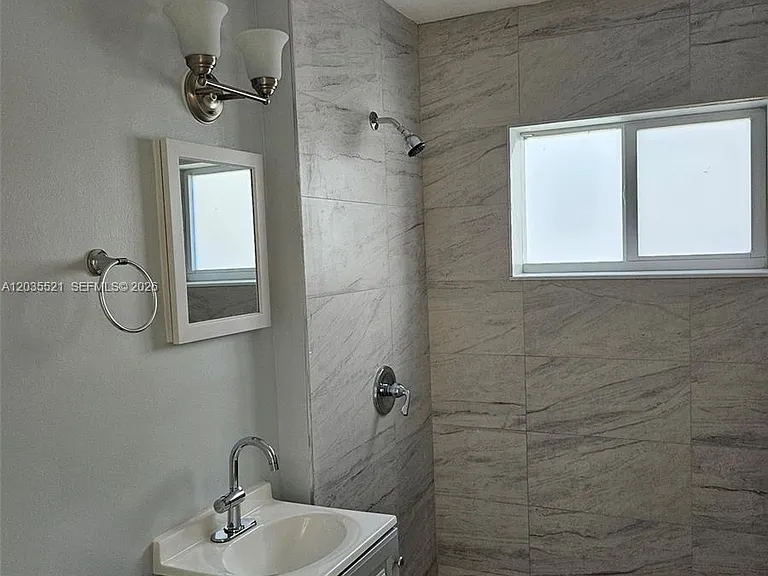 709 NE 4th Ct #6 — Photo 22