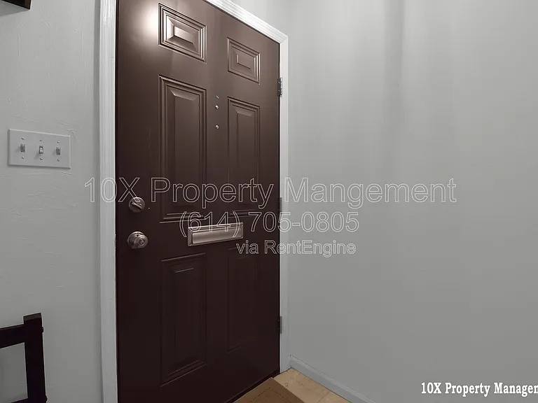 911 Manor Ln #C — Photo 6