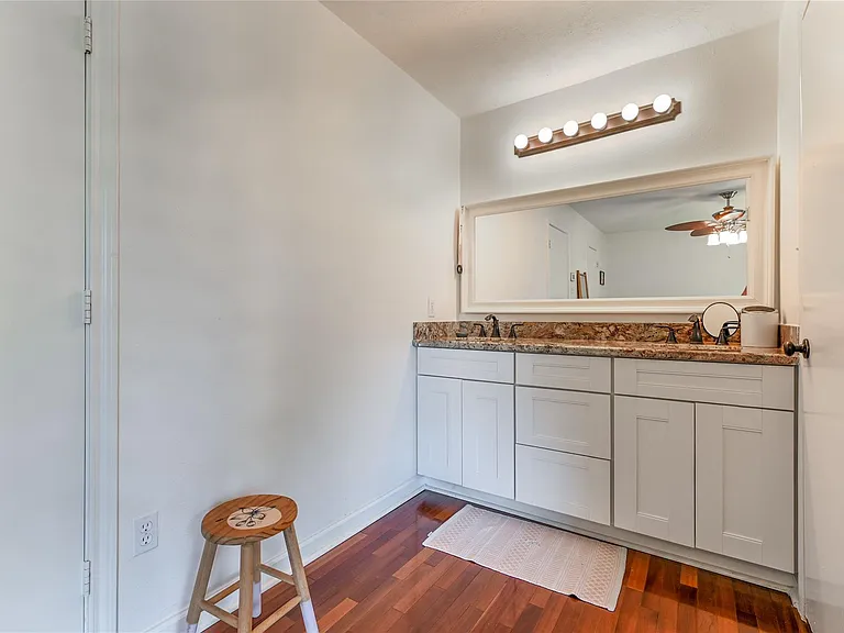 1004 Ruthven St — Photo 11