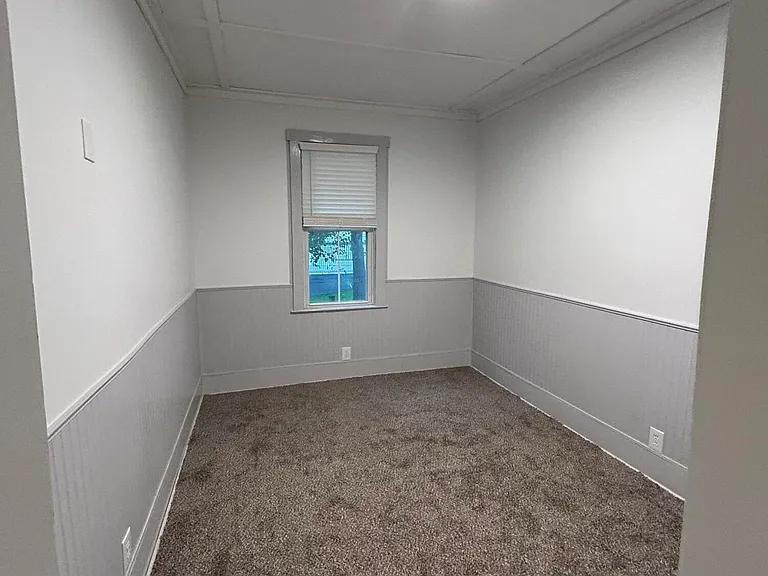 383 Queen St — Photo 6