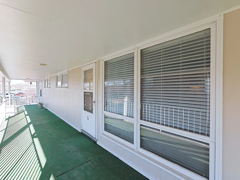 Beverly Hills Apartments — Photo 19