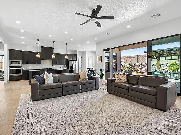 111 N Black Canyon Ave — Photo 4