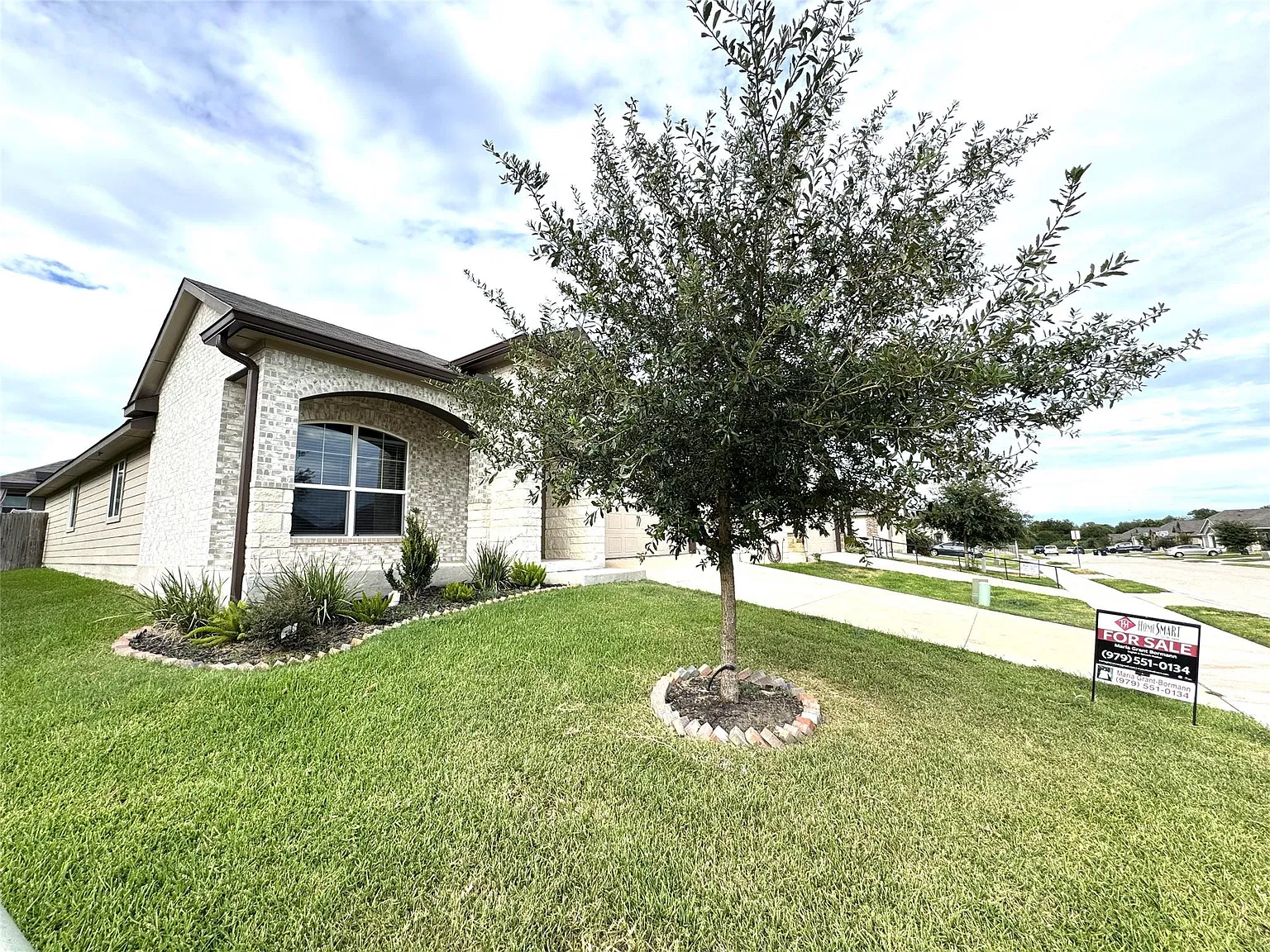 3 bed, 2.0 bath, 1660 sqft, $2,300 — Photo 2