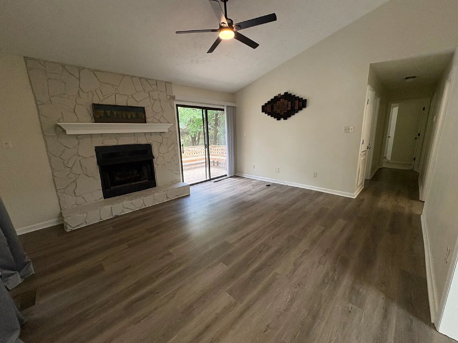 3 bed, 2.0 bath, 1201 sqft, $1,605 — Photo 3