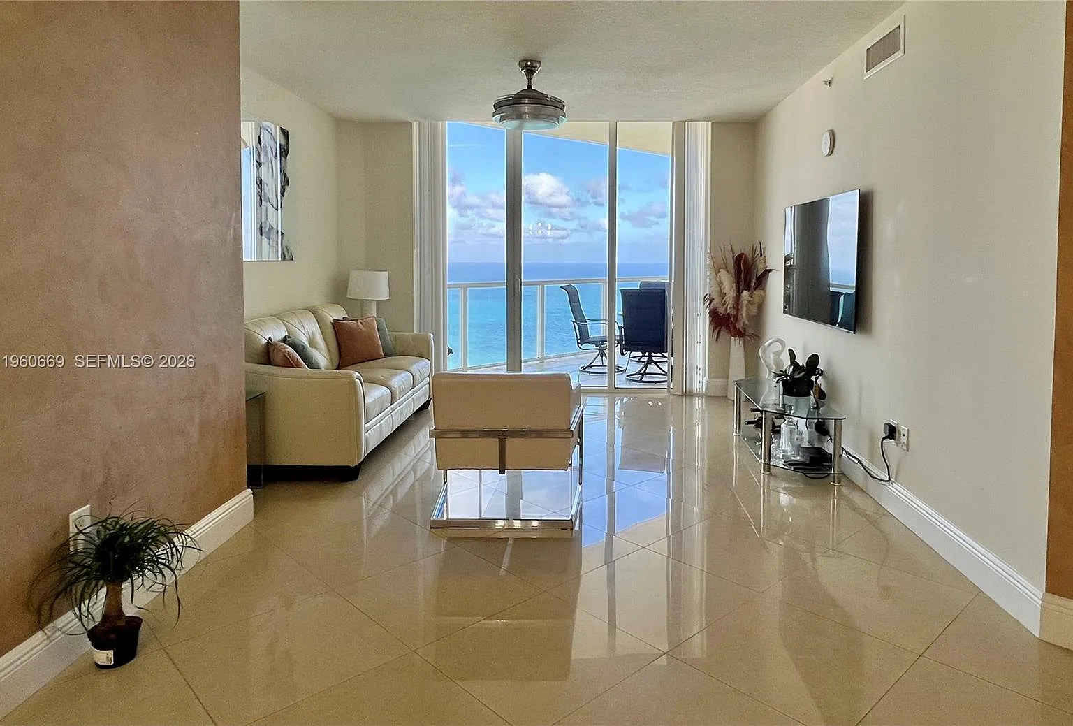 La Perla Condo — Photo 2