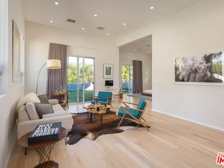 459 N Flores St — Photo 17