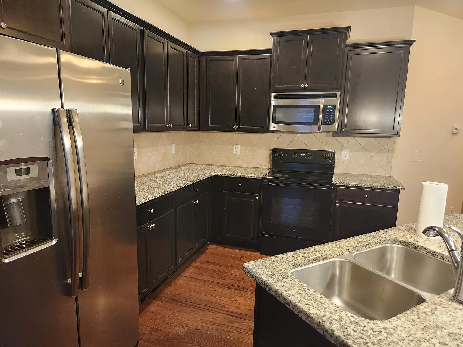 3 bed, 2.5 bath, 1570 sqft, $1,990 — Photo 3