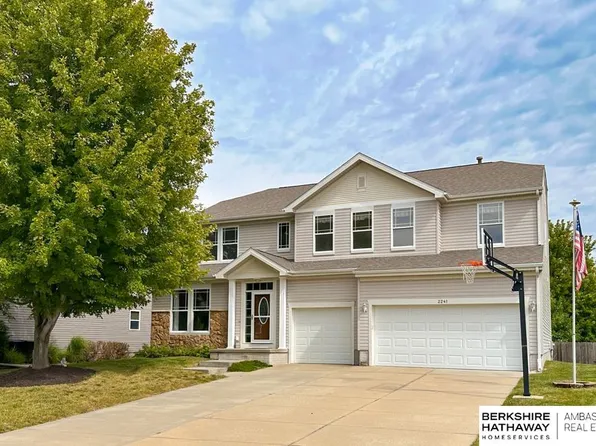2241 Glacier Dr, Papillion, NE 68046