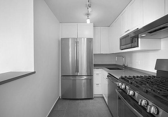 5th image of 124 W 60th St APT 12B