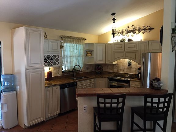 4th image of 611 SW 26th Ter