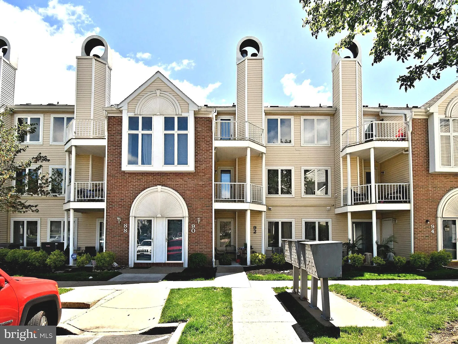 90 Catherine Ct photo 1