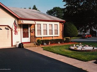 5 Pembroke Ln #B, Manchester Township, NJ 08759