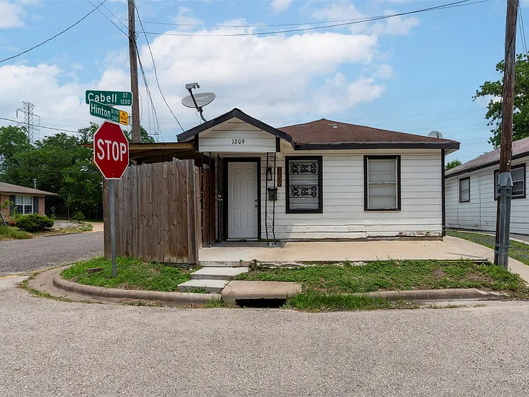 1209 Cabell St — Photo 14