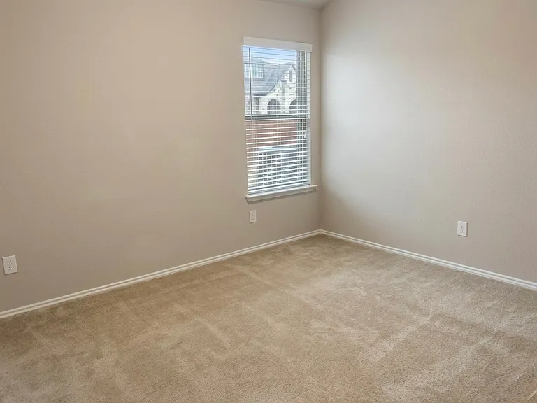 421 Goldstone Ln — Photo 12