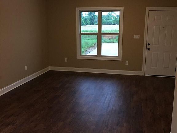 4th image of 104 Kaleigh Paige Cir #B
