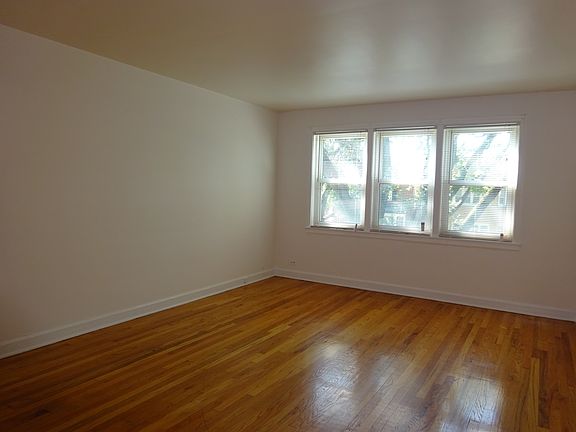 4th image of 2738 W Lunt Ave #2