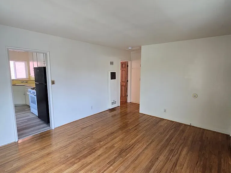 500-502 E Cypress Ave — Photo 6