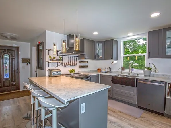 155 Burnett St, Granby, MA 01033
