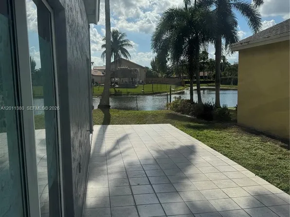 366 E Riverbend Dr, Sunrise, FL 33326