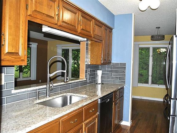 4th image of 11 Eaton Cir