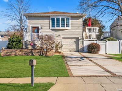 66 Roosevelt Boulevard, Massapequa, NY, 11758