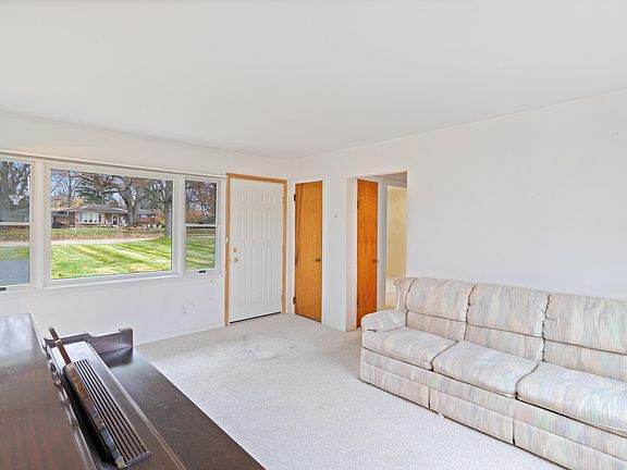 5th image of 15594 Bradner Ave