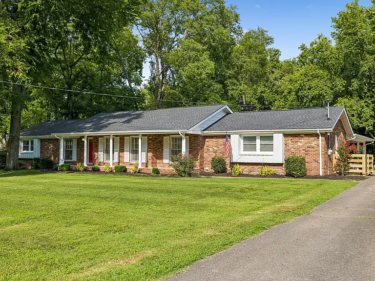 1518 Lipscomb Dr — Photo 2