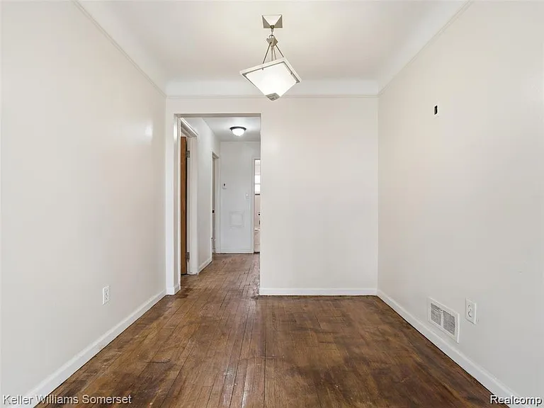 20271 Grandville Ave — Photo 5