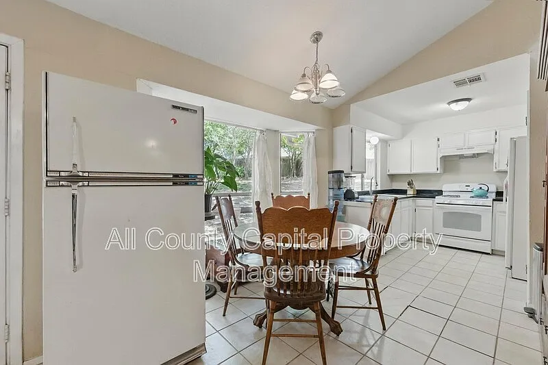 5 bed, 2.0 bath, 1623 sqft, $2,295 — Photo 2