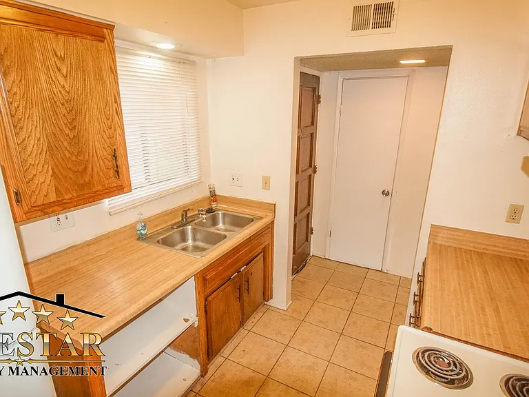 201 Jardin Ct — Photo 6