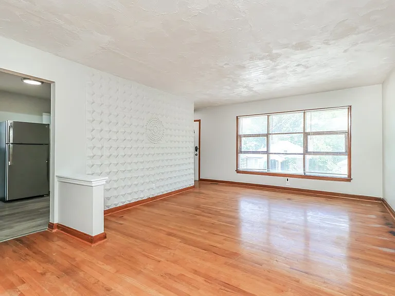 1471560_018_living_room_12892838.jpg