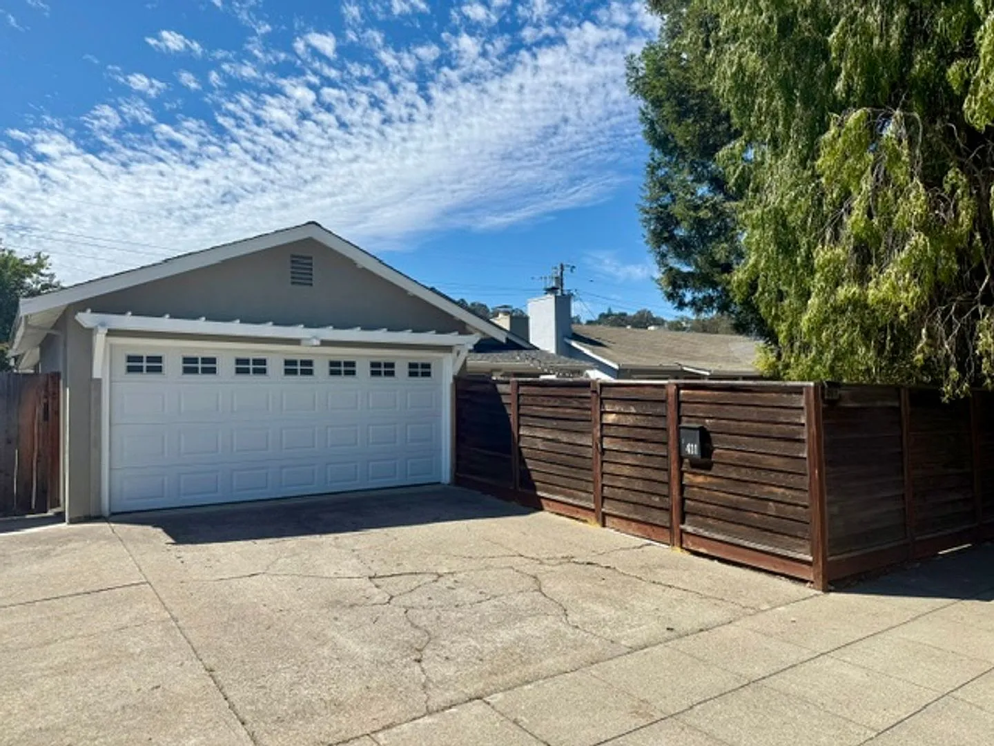 Spacious single-family home in the Belmont Area. Available Now! — Photo 1