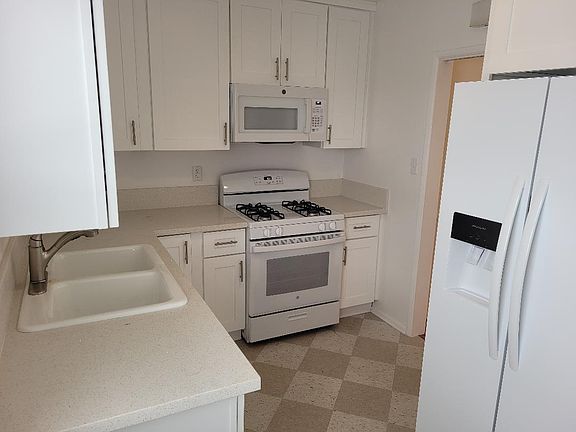 5th image of 1051 S Bedford St #4