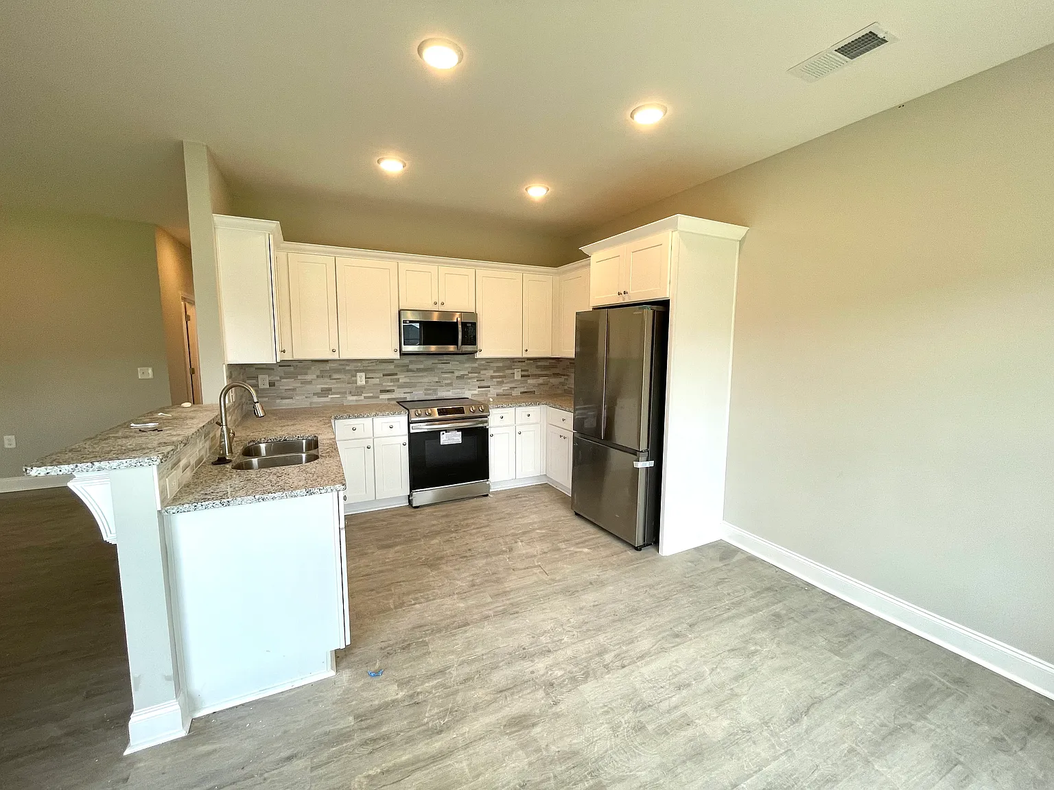 4 bed, $2,100 — Photo 2