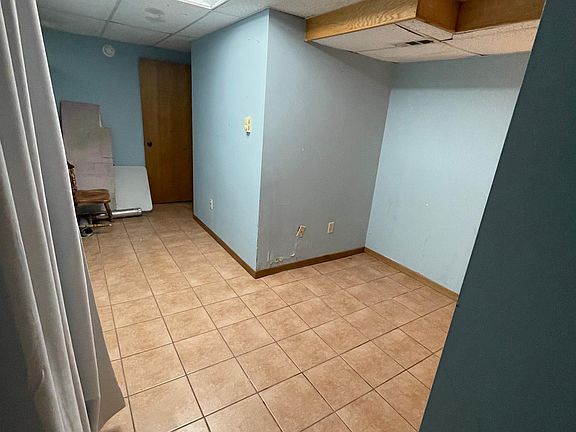 Bedroom 3 with en suite bathroom (basement)
