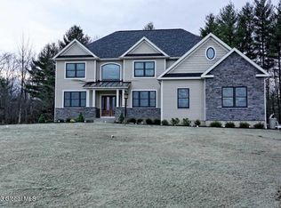 9 Royal Ct, Cohoes, NY 12047