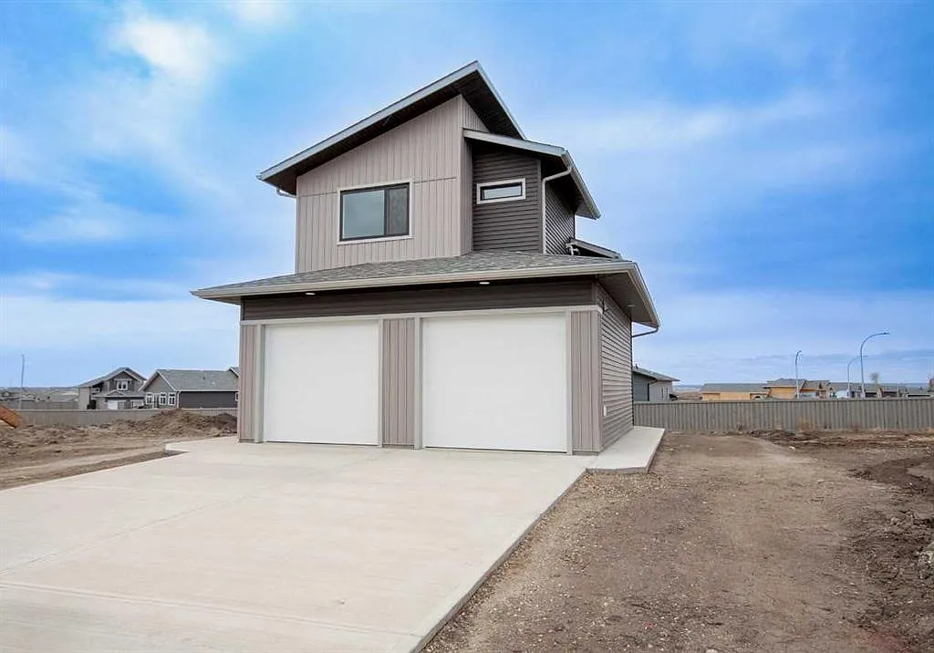 2 bed, 1.0 bath, 823 sqft, $1,800 — Photo 1