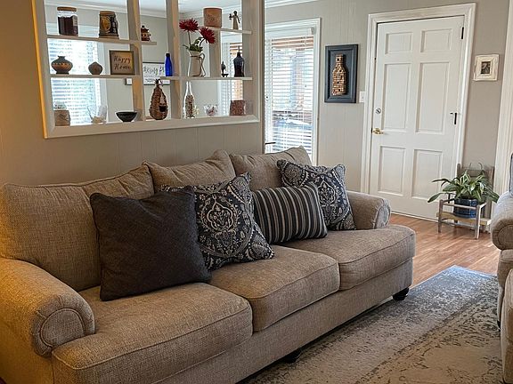 5th image of 45 Parkwood Cir