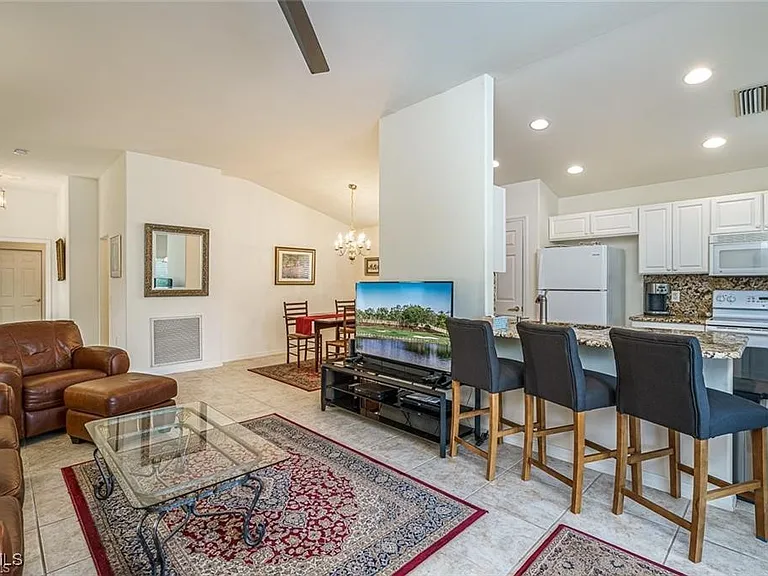 10082 Oakhurst Way — Photo 2