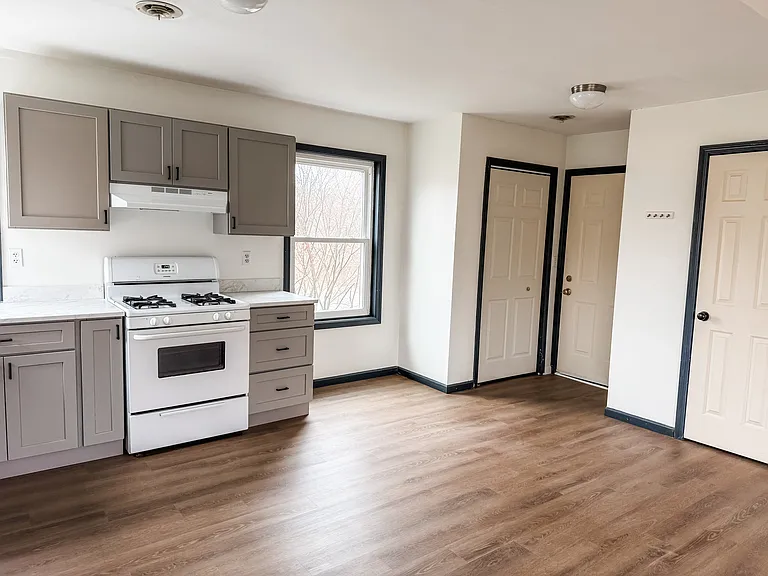 405 Main St — Photo 9