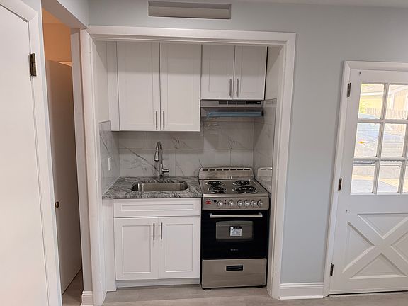 3rd image of 906 Rhawn St