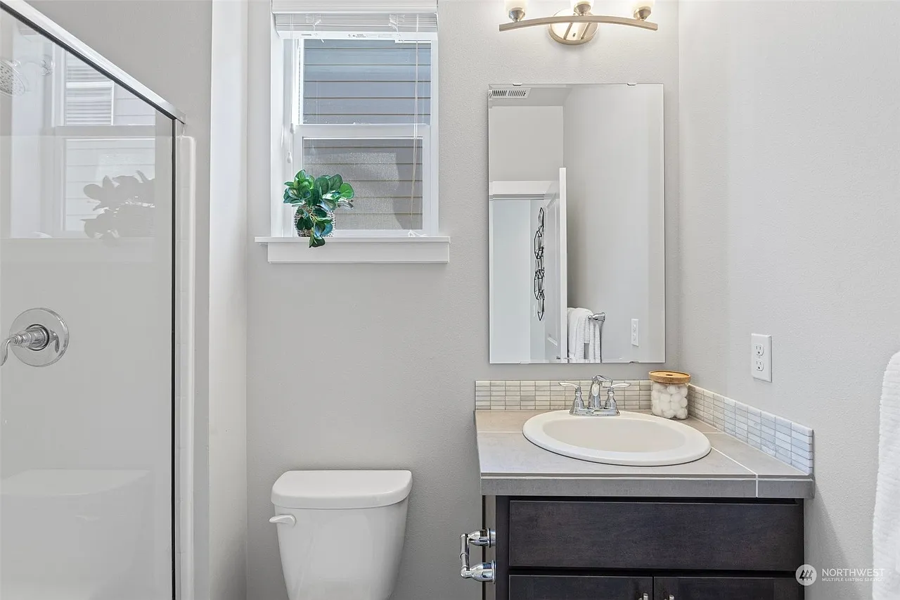 4 bed, 2403 sqft, $3,495 — Photo 4