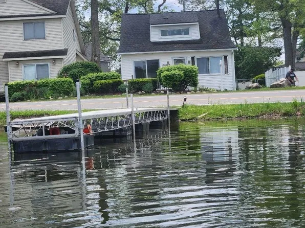 8665 Cooley Lake Rd, Commerce Township, MI 48382