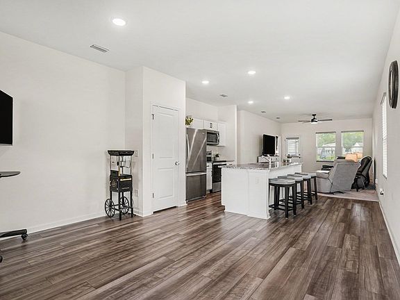 5th image of 161 Linares St.