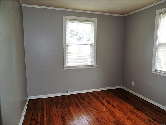 3rd image of 204 Oak Forest Dr