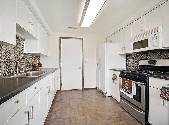 4th image of 2101 Wildwood Ln