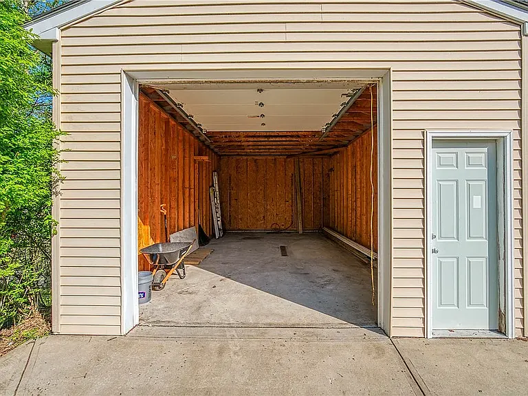 129 Buehner Dr — Photo 16